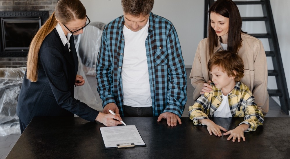 Familia que va a comprar piso de segunda mano