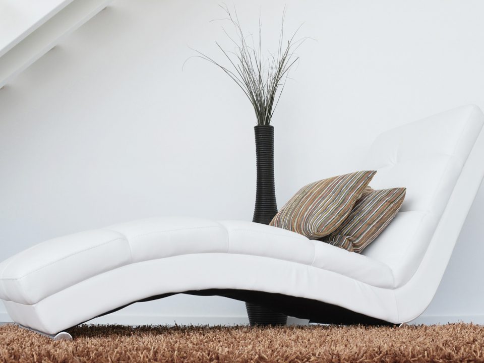 Sofá en salón de vivienda